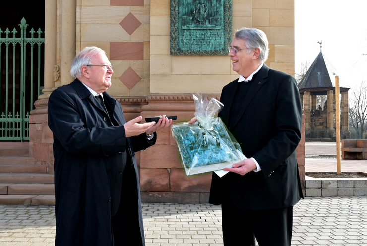 Weihbischof Otto Georgens übergibt das Geschenk von Bischof Karl-Heinz Wiesemann an Kirchenpräsident Christian Schad. Foto: Landry.