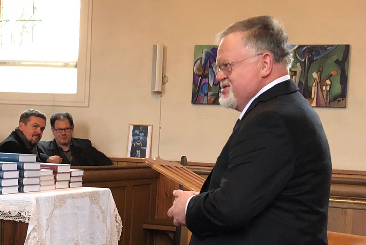 Bernhard H. Bonkhoff bei der Vorstellung seines Buches zur Unionsgeschichte 2018 in der Unionskirche in Neunkirchen am Potzberg. Foto: lk