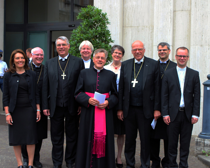Aufmerksam und hoffnungsvoll: Delegation mit Bischof Gerhard Ulrich (3.v.re.) und Kirchenpräsident Christian Schad (3.v.li.). Foto: lwb