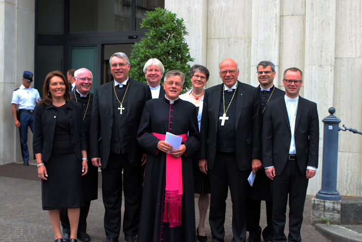 Aufmerksam und hoffnungsvoll: Delegation mit Bischof Gerhard Ulrich (3.v.re.) und Kirchenpräsident Christian Schad (3.v.li.). Foto: lwb