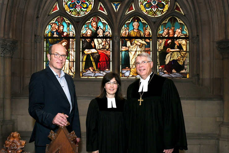 Vor dem Pfingstfenster der Speyerer Gedächtniskirche: Kirchenmusikdirektor Robert Sattelberger, Pfarrerin Lena Vach und Kirchenpräsident Christian Schad (v.l.).