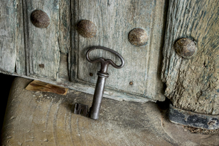Kirchentür mit Schlüssel.