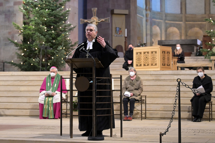 Kirchenpräsident Christian Schad bei der Predigt. Im Hintergrund (v.l.n.r.): Bischof Karl-Heinz Wiesemann, Tenor Daniel Schreiber, Katholikenratsvorsitzende Hede Strubel-Metz, Sopranistin Amelie Petrich und Dagmar Hees vom Bund Freier evangelischer Gemeinden. Foto: lk/Landry.