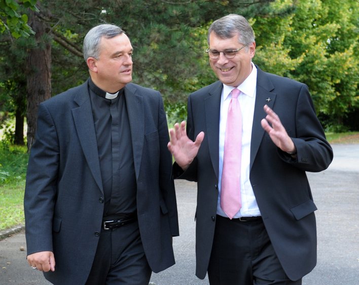Rufen gemeinsam zur Teilnahme an den Europa- und Kommunalwahlen auf: Bischof Karl-Heinz Wiesemann (li.) und Kirchenpräsident Christian Schad. Foto: Landry