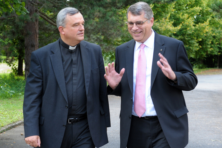Rufen gemeinsam zur Teilnahme an den Europa- und Kommunalwahlen auf: Bischof Karl-Heinz Wiesemann (li.) und Kirchenpräsident Christian Schad. Foto: Landry