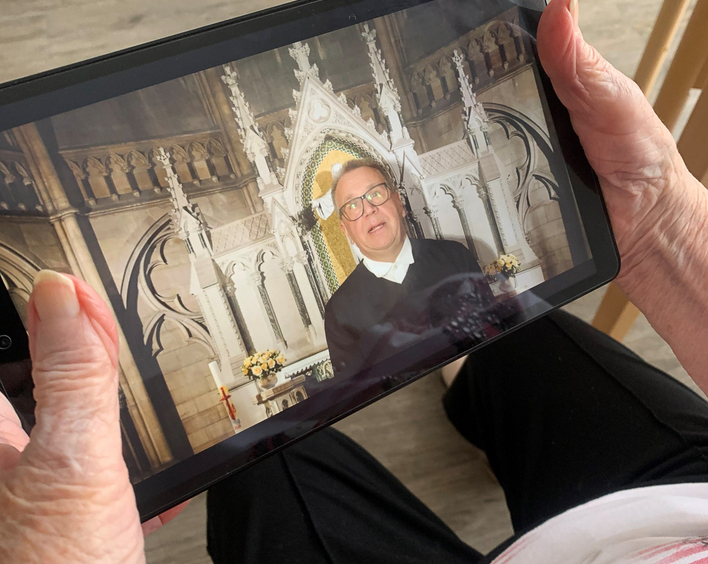 Wenn die Menschen nicht zum Gottesdienst kommen können, kommt der Gottesdienst zu den Menschen, wie hier im Johanniter-Haus Kleinniedesheim. 