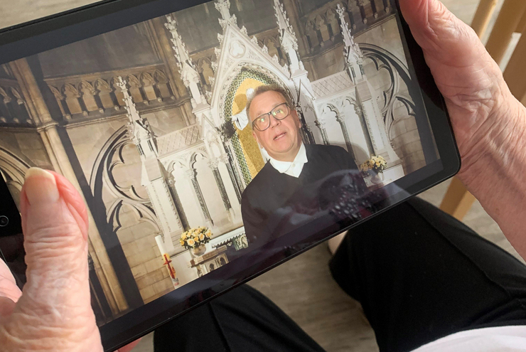 Wenn die Menschen nicht zum Gottesdienst kommen können, kommt der Gottesdienst zu den Menschen, wie hier im Johanniter-Haus Kleinniedesheim. 