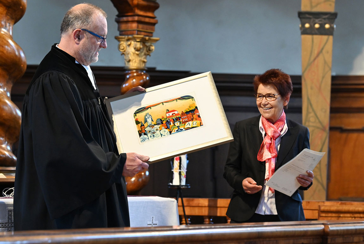 Stets mutig voran: Mit dem Unionsbild zum Abschied dankte Oberkirchenrat Michael Gärtner Bärbel Schäfer für ihr Engagement...