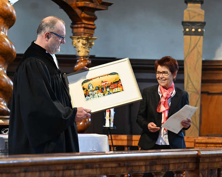 Stets mutig voran: Mit dem Unionsbild zum Abschied dankte Oberkirchenrat Michael Gärtner Bärbel Schäfer für ihr Engagement...