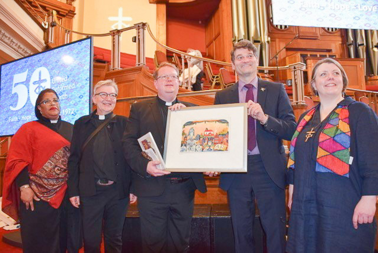 Beim Besuch wurden Gastgeschenke überreicht (von links): Reverend Tessa Henry-Robinson, Dorothee Wüst, Kohn Bradbury (Generalsekretär der United Reform Church), Markus Jäckle und Reverend Fiona Bennett. Foto: lk/Henninger