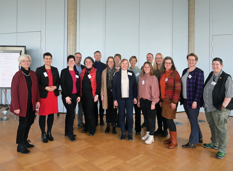 Die Mentor*innen aus der Pfälzischen Landeskirche: Barbara Kohlstruck (links), Thomas Borchers (6.v.l.); Jill Rohde (7.v.l.), Sonja Noseck (8.v.l.) Alle Bilder: Landry Die Mentor*innen aus der Pfälzischen Landeskirche: Barbara Kohlstruck (links), Thomas Borchers (6.v.l.); Jill Rohde (7.v.l.), Sonja Noseck (8.v.l.) Alle Bilder: Landry