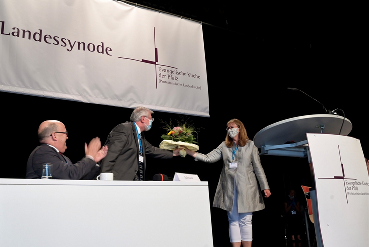 Wilhelm nimmt - entsprechend der Abstandsregeln - die Glückwünsche von Synodalpräsident Hermann Lorenz (Mitte) entgegen.