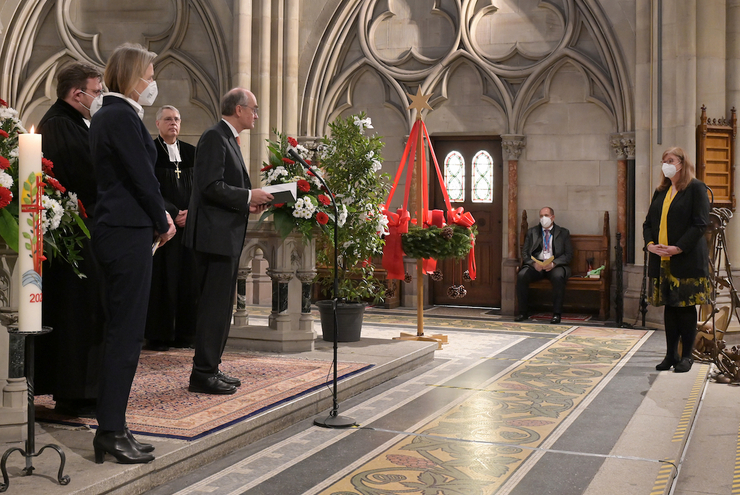 Schriftworte der Assistenten Pfarrer Timo Schmidt, Vizepräsidentin Anja Schraut vom Landgericht Frankenthal, Kirchenpräsident Christian Schad, Oberkirchenrat Dieter Lutz für Bettina Wilhelm (vlnr). Foto: lk/Landry.