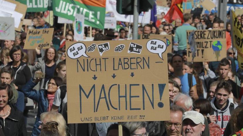 Handeln statt reden fordern am Freitag die Protestierenden. Foto: Rolf Oeser/fundus-medien.de