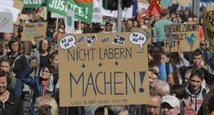 Handeln statt reden fordern am Freitag die Protestierenden. Foto: Rolf Oeser/fundus-medien.de