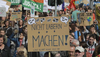 Handeln statt reden fordern am Freitag die Protestierenden. Foto: Rolf Oeser/fundus-medien.de