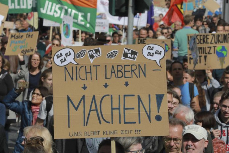 Handeln statt reden fordern am Freitag die Protestierenden. Foto: Rolf Oeser/fundus-medien.de