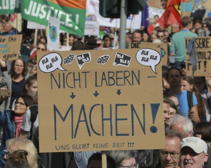 Handeln statt reden fordern am Freitag die Protestierenden. Foto: Rolf Oeser/fundus-medien.de