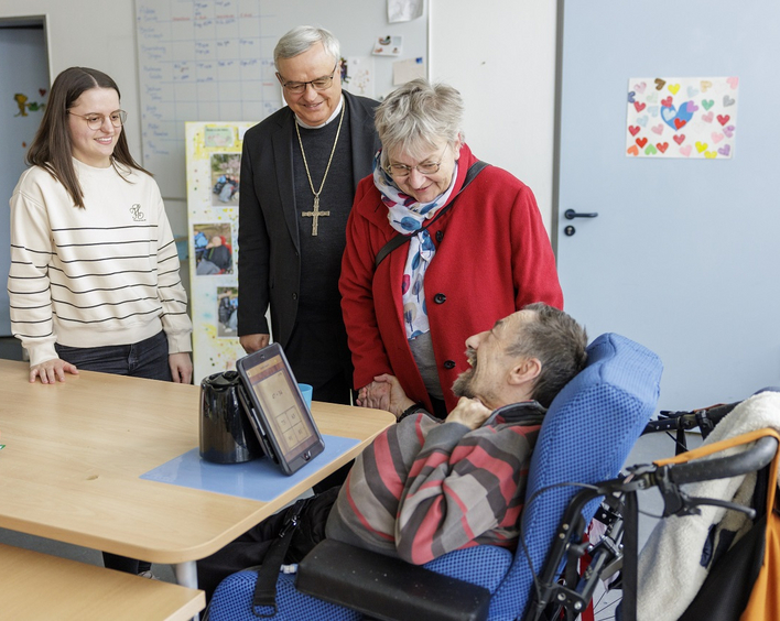 Einblicke und Gespräche: Kirchenpräsidentin Dorothee Wüst und Bischof Dr. Karl-Heinz Wiesemann machten sich in Einrichtungen des Ökumenischen Gemeinschaftswerks in Landstuhl selbst ein Bild davon, wie Menschen mit Behinderung wohnen, leben und arbeiten. Foto: view
