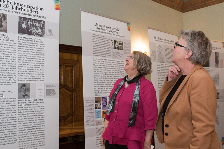 Betrachten die Ausstellung: Kirchenpräsidentin Dorothee Wüst (rechts) und Annette Heinemeyer, Gleichstellungsbeauftragte der Landeskirche. Foto: lk/Wagner