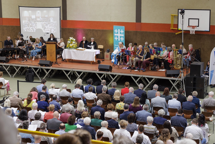 Gut besucht: der Eröffnungsgottesdienst des kleinen Pfälzer Kirchentages in der Schulturnhalle Otterbach. Foto: view