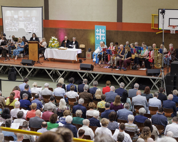 Gut besucht: der Eröffnungsgottesdienst des kleinen Pfälzer Kirchentages in der Schulturnhalle Otterbach. Foto: view