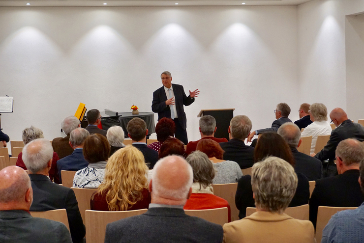 Aufmerksame Zuhörer: Vortrag von Kirchenpräsident Christian Schad in Kirchheimbolanden.