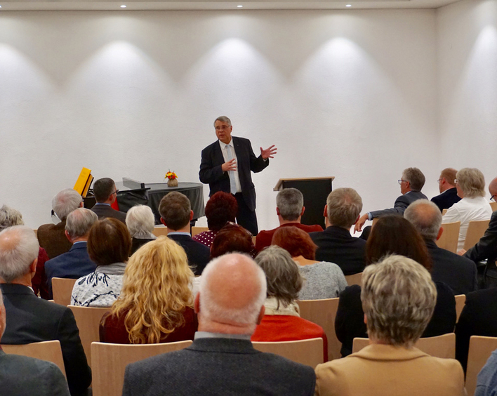 Aufmerksame Zuhörer: Vortrag von Kirchenpräsident Christian Schad in Kirchheimbolanden.