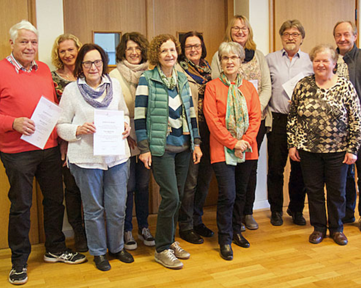 Bringen ihre Kompetenzen im Umwelt- und Sozialbereich ein: die neu ausgebildeten Seniortrainer. Foto: Horst Roos