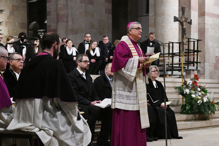 Bischof Karl-Heinz Wiesemann begrüßte die Gottesdienstbesucher. 