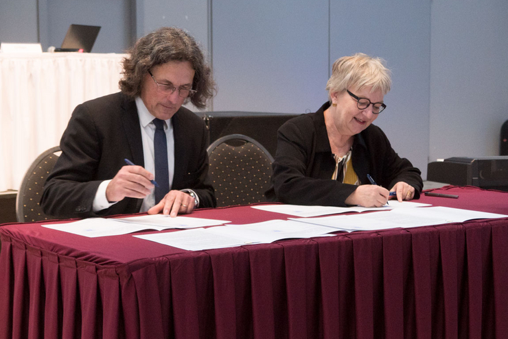 Pavel Pavel Pokorný und Dorothee Wüst unterzeichnen die Partnerschaftsurkunde. Foto: lk/Wagner
