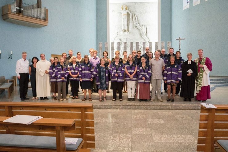 Die ausgesandten Notfallseelsorgerinnen und Notfallseelsorger mit allen, die den Gottesdienst mitgestalteten.  