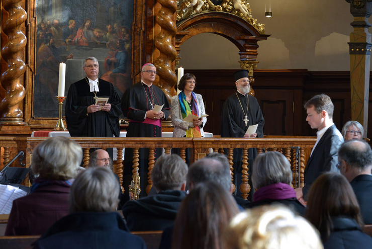 Von links: Kirchenpräsident Christian Schad, Bischof Karl-Heinz Wiesemann, Ruth Raab-Zerger von der Arbeitsgemeinschaft Südwestdeutscher Mennonitengemeinden und der griechisch-orthodoxe Erzpriester Georgios Basioudis. Fotos: Klaus Landry