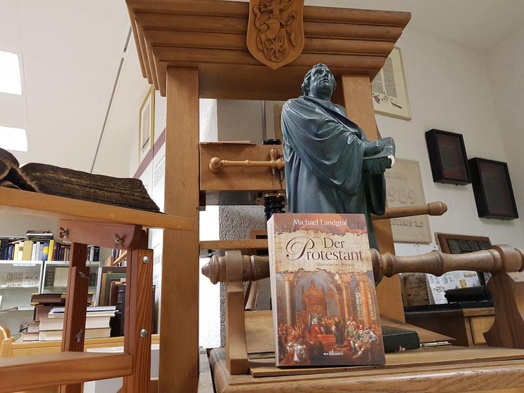 Martin Luther mit der Buchpresse. Foto: lk/Landgraf. Martin Luther mit der Buchpresse. Foto: lk/Landgraf.