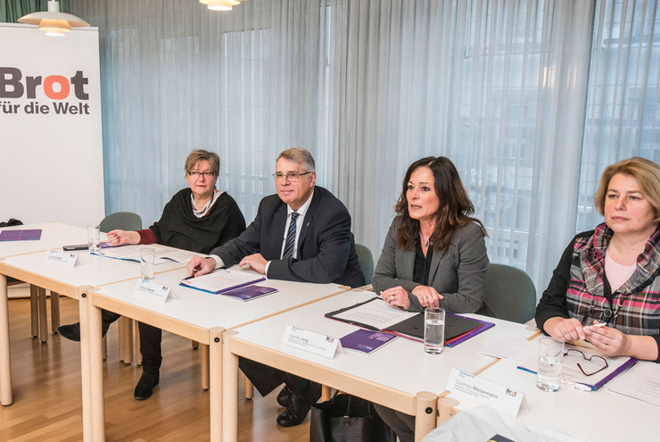 Über die Aktion informierten Dekanin Dorothee Wüst, Kirchenpräsident Christian Schad sowie Sabine Jung und Pfarrerin Corinna Weissmann vom Diakonischen Werk Pfalz (v.l.) . Foto: view