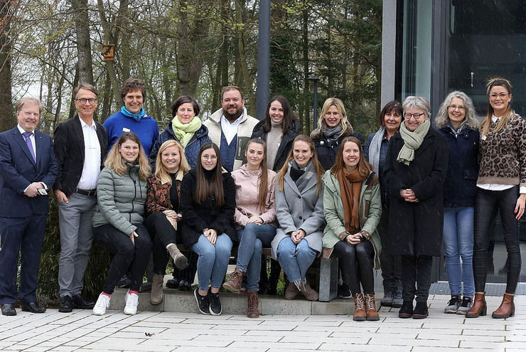 Frisch gebackene Religionslehrer am Freitag mit Kirchenpräsidentin Dorothee Wüst (Dritte von rechts), Kirchenrat Thomas Niederberger, Leiter des Amts für Religionsunterricht (ganz links), Rainer Huy, Leiter des Religionspädagogischen Zentrums (RPZ) Speyer (Zweiter von links), und Brigitte Beil, Leiterin des RPZ Kusel (stehend, Dritte von links) 