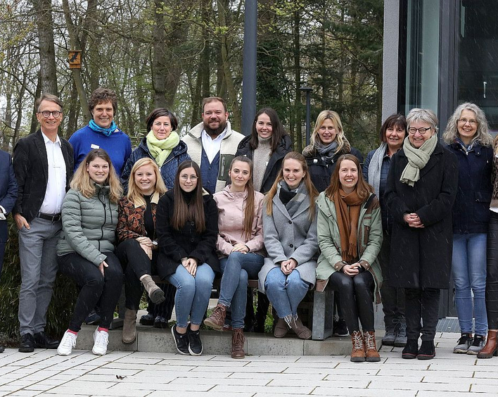 Frisch gebackene Religionslehrer am Freitag mit Kirchenpräsidentin Dorothee Wüst (Dritte von rechts), Kirchenrat Thomas Niederberger, Leiter des Amts für Religionsunterricht (ganz links), Rainer Huy, Leiter des Religionspädagogischen Zentrums (RPZ) Speyer (Zweiter von links), und Brigitte Beil, Leiterin des RPZ Kusel (stehend, Dritte von links) 