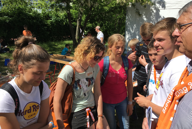 Gespräch unter Radfahrern: Sonja (links) und Paul (links neben dem Kirchenpräsidenten) berichten von ihrer bike & help-Tour.