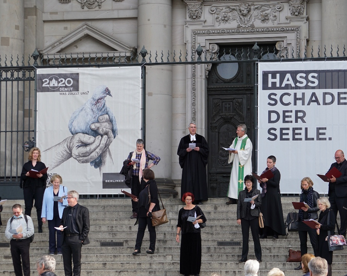 Gemeinschaftlicher Gesang mit Kirchenpräsident Schad (oben links) und Domprediger Müller (oben rechts) vor dem Berliner Dom.