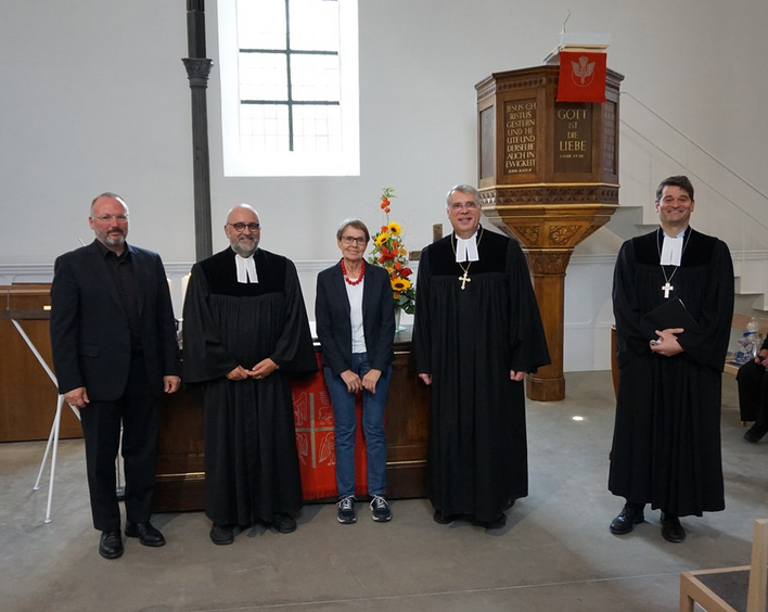 Stolz auf die Sanierung (v.l.n.r.): Architekt Schäfer, Pfarrer Gölzer, Presbyterin Welzel, Kirchenpräsident Schad, Dekan Jäckle. Foto: lk/Jahn.