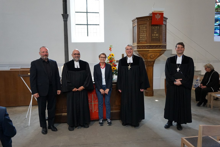 Stolz auf die Sanierung (v.l.n.r.): Architekt Schäfer, Pfarrer Gölzer, Presbyterin Welzel, Kirchenpräsident Schad, Dekan Jäckle. Foto: lk/Jahn.