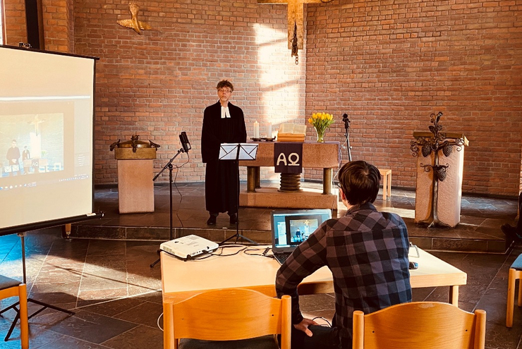Tilman Grabinski und das Gottesdienst-Team der Friedenskirche Kaiserslautern produzieren jede Woche einen Online-Gottesdienst.