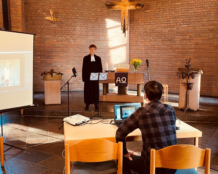 Tilman Grabinski und das Gottesdienst-Team der Friedenskirche Kaiserslautern produzieren jede Woche einen Online-Gottesdienst.