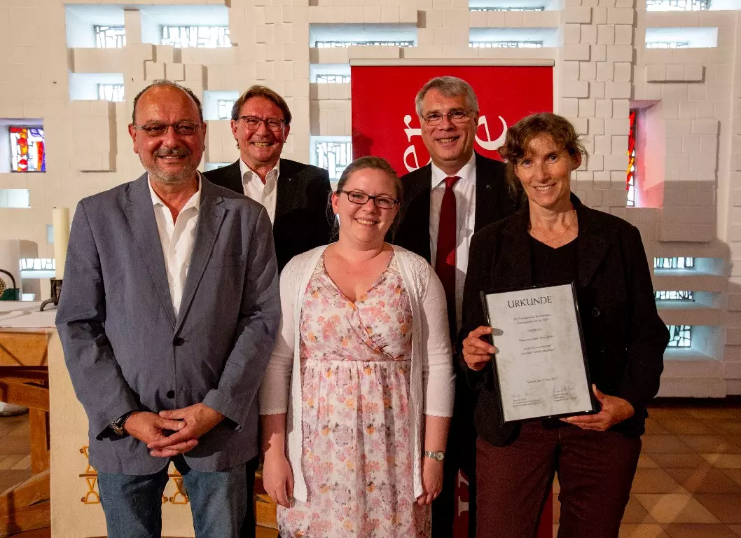 Zweiter Preisträger: Hartmut Metzger (hinten links) und Christian Schad (hinten rechts) übergeben den Lübbe-Preis 2019 an die Redaktion des "Landauer Stiftskirchenblattes" (vorne).