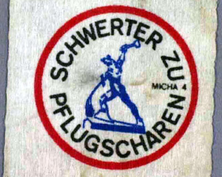 Aufnäher mit dem Spruch "Schwerter zu Pflugscharen"