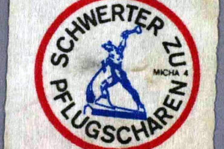 Aufnäher mit dem Spruch "Schwerter zu Pflugscharen"