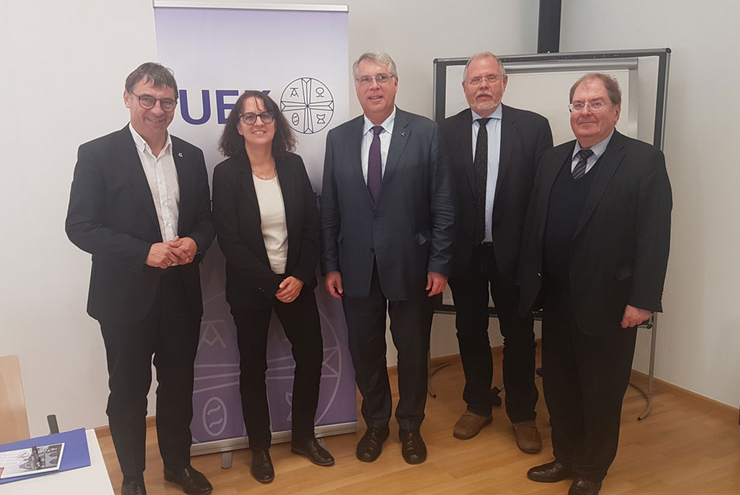 Von links: Kirchenpräsident Volker Jung (Ev. Kirche in Hessen und Nassau), Prof. Uta Heil (Universität Wien), Kirchenpräsident Christian Schad (Ev. Kirche der Pfalz), Prof. Michael Beintker (Universität Münster) und Prof. Michael Welker (Universität Heidelberg). Foto: UEK