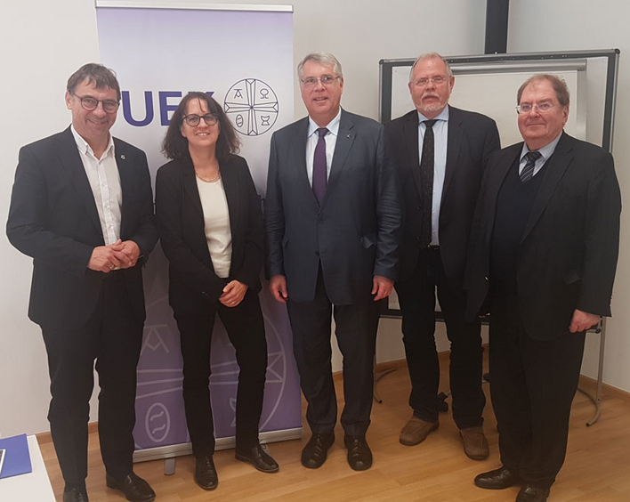 Von links: Kirchenpräsident Volker Jung (Ev. Kirche in Hessen und Nassau), Prof. Uta Heil (Universität Wien), Kirchenpräsident Christian Schad (Ev. Kirche der Pfalz), Prof. Michael Beintker (Universität Münster) und Prof. Michael Welker (Universität Heidelberg). Foto: UEK
