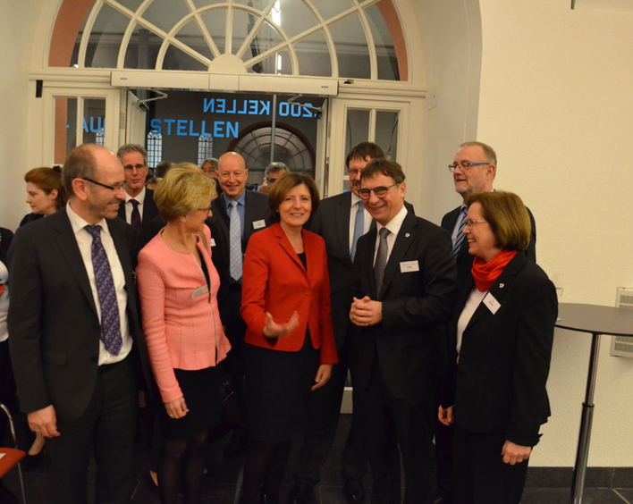 Präses Manfred Rekowski, Landtags-Vizepräsidentin Barbara Schleicher-Rothmund, Ministerpräsidentin Malu Dreyer, Kirchenpräsident Volker Jung, Oberkirchenrat Michael Gärtner und Stellvertretende Kirchenpräsidentin Ulricke Scherf (v.li.). Foto: ekhn
