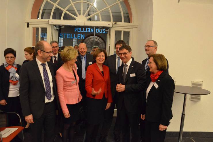 Präses Manfred Rekowski, Landtags-Vizepräsidentin Barbara Schleicher-Rothmund, Ministerpräsidentin Malu Dreyer, Kirchenpräsident Volker Jung, Oberkirchenrat Michael Gärtner und Stellvertretende Kirchenpräsidentin Ulricke Scherf (v.li.). Foto: ekhn